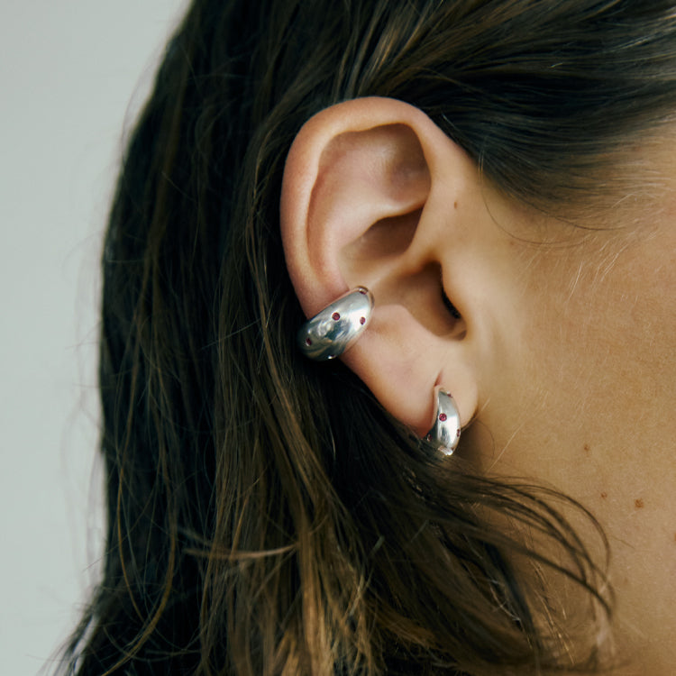 【先行販売】ポルカイヤーカフ SV(シンセティックルビー)