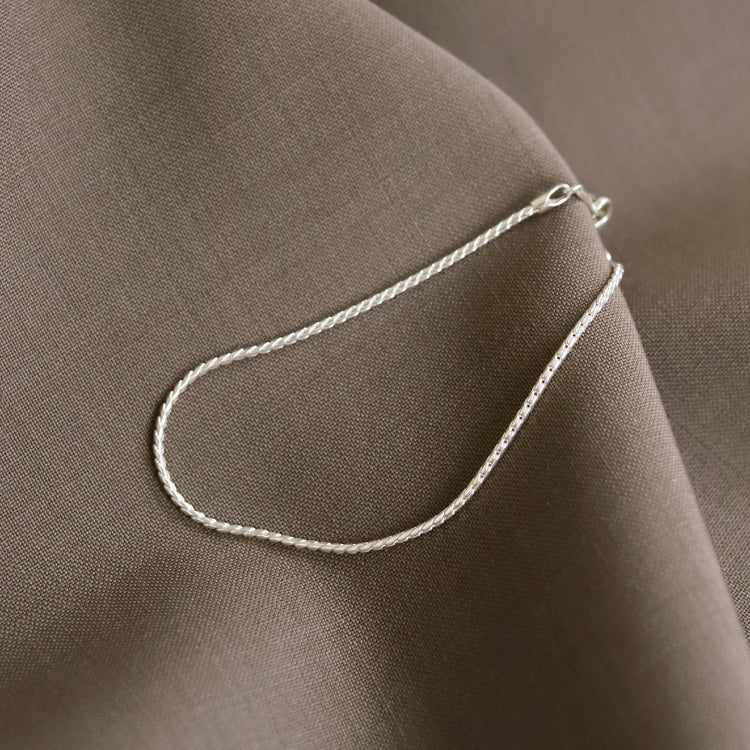 twist hain bracelet