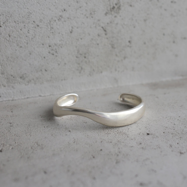 tilt bangle