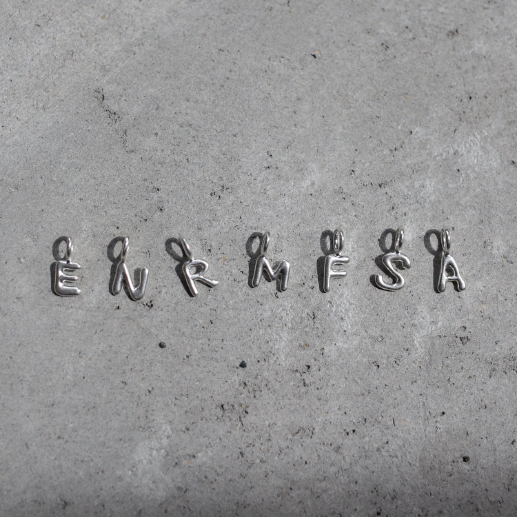 【一部予約】ドローイングアルファベットチャーム SV