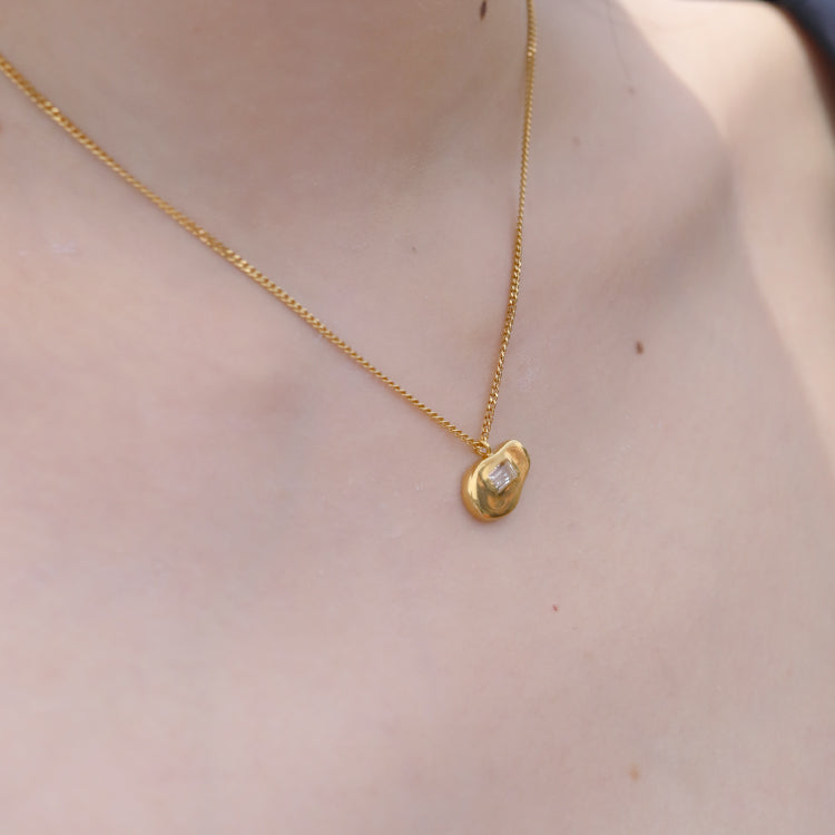 【Recall coming soon…】float necklace GD
(white quartz)