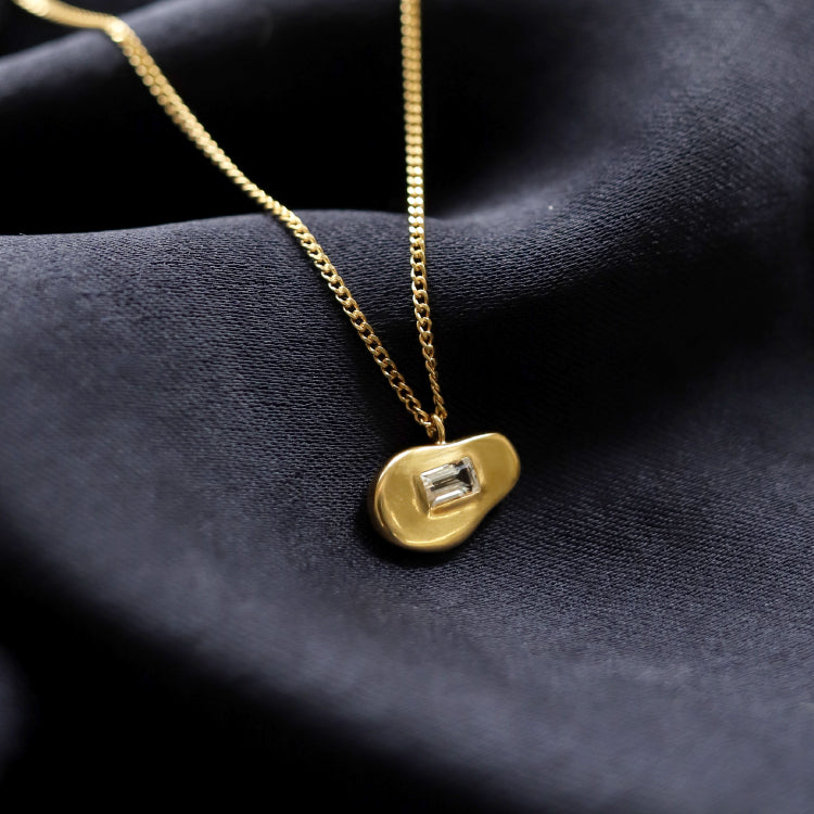 【Recall coming soon…】float necklace GD
(white quartz)