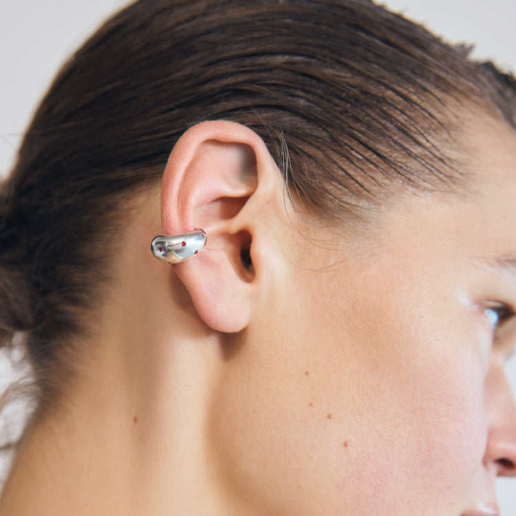 【先行販売】ポルカイヤーカフ SV（シンセティックルビー）