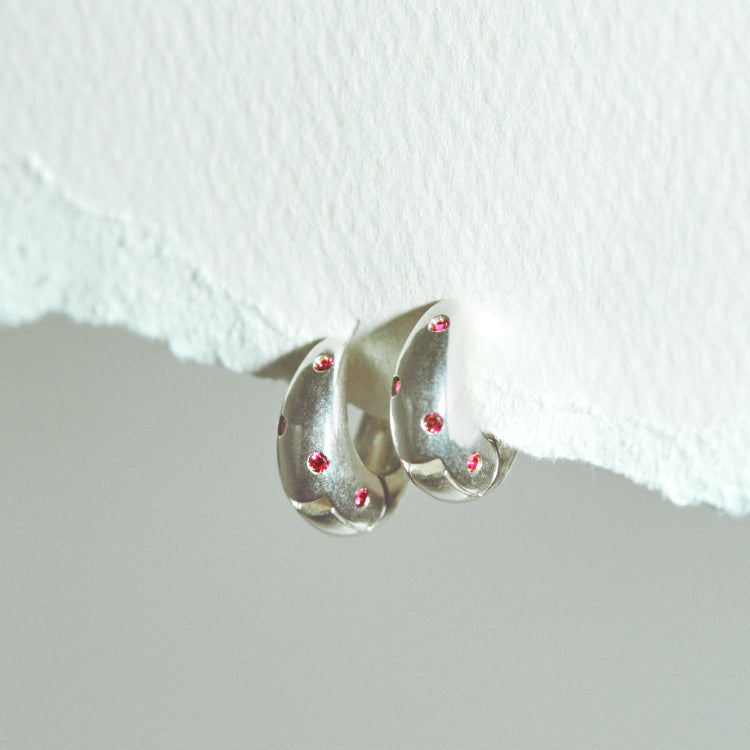 【先行販売】ポルカピアス SV (シンセティックルビー)