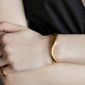 tilt bangle